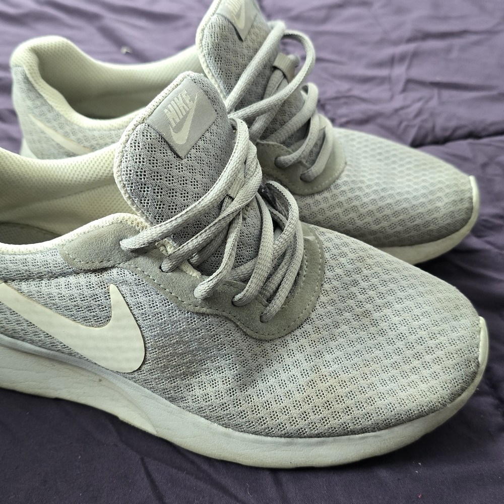 Nike Women's Light Gray Sneakers